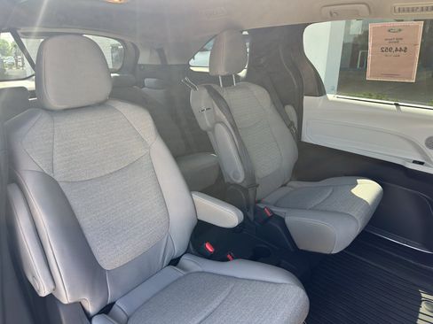 Used 2026 Toyota Sienna LE AWD/4WD image 31