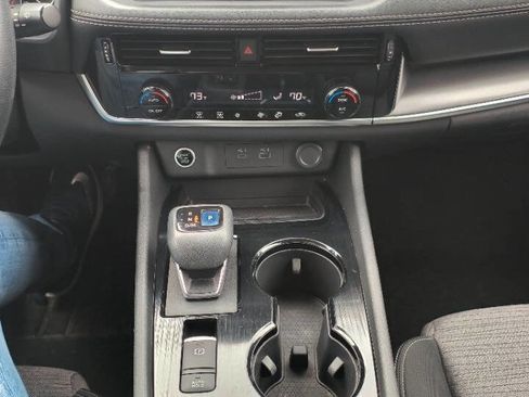 Used 2021 Nissan Rogue SV image 16