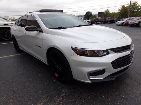 Used 2018 Chevrolet Malibu LT w/ Redline Edition FWD image 4