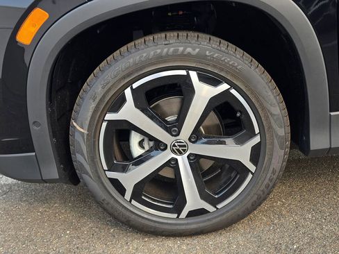 New 2025 Volkswagen Tiguan SE image 11