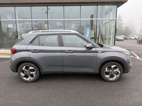 Used 2025 Hyundai Venue SEL image 8