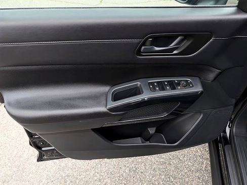 Used 2025 Nissan Pathfinder SV AWD/4WD image 16