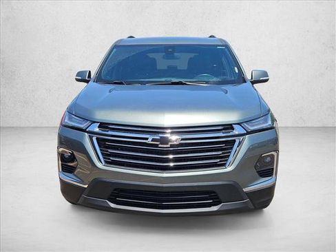 Used 2023 Chevrolet Traverse LT FWD image 2