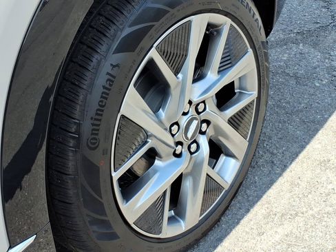 New 2027 Cadillac Optiq Luxury w/ LPO, Floor Liner Package AWD/4WD image 9