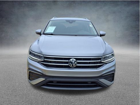 Used 2024 Volkswagen Tiguan SE FWD image 2