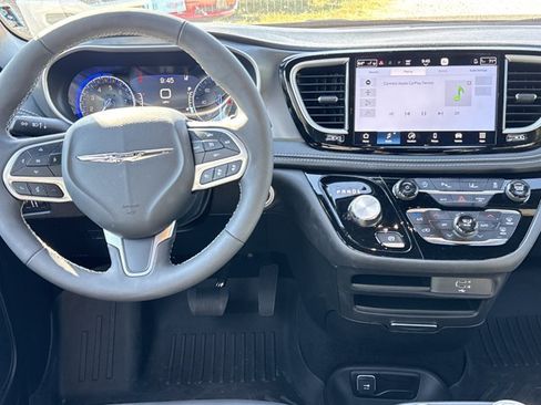 Used 2026 Chrysler Pacifica Select FWD image 4