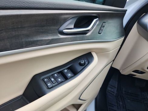 New 2026 Jeep Grand Cherokee Limited w/ Luxury Tech Group II AWD/4WD image 11