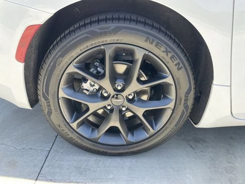 Used 2021 Chrysler Pacifica Touring-L w/ Uconnect Theater Family Group FWD image 33
