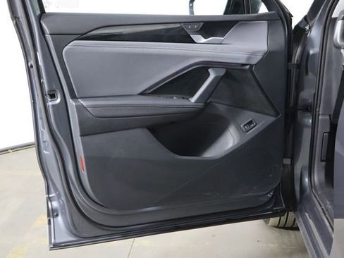 Used 2025 Volkswagen Tiguan SE AWD/4WD image 17