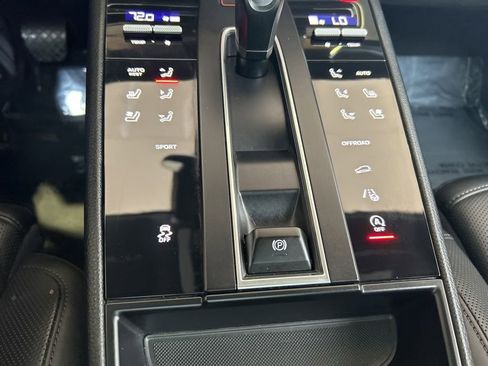 Used 2024 Porsche Macan image 45