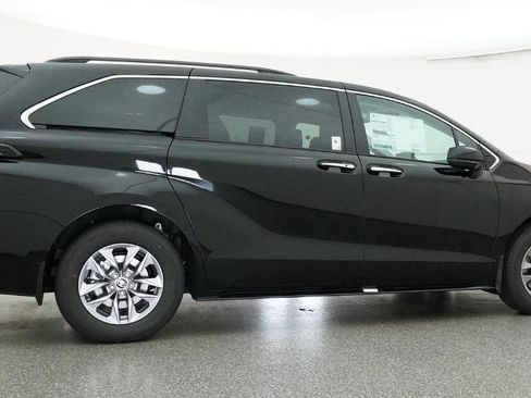 New 2026 Toyota Sienna XLE FWD image 13