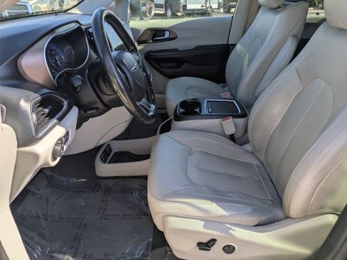 Used 2019 Chrysler Pacifica Touring-L Plus FWD image 16