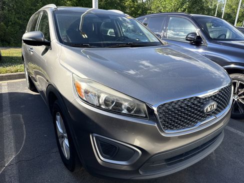 Used 2018 Kia Sorento LX image 2