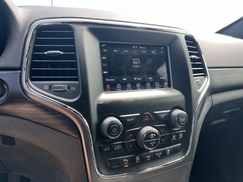 Used 2019 Jeep Grand Cherokee Laredo RWD image 28