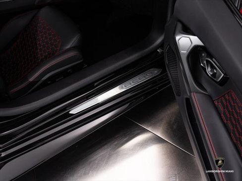 Used 2019 Lamborghini Huracan LP 580-2 RWD image 32