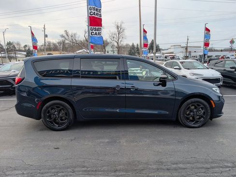 Used 2023 Chrysler Pacifica Limited w/ S Appearance Package image 6