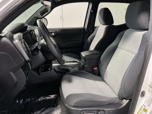 Used 2020 Toyota Tacoma TRD Off-Road AWD/4WD image 14