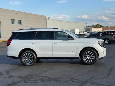 Used 2025 Ford Expedition Platinum AWD/4WD image 3