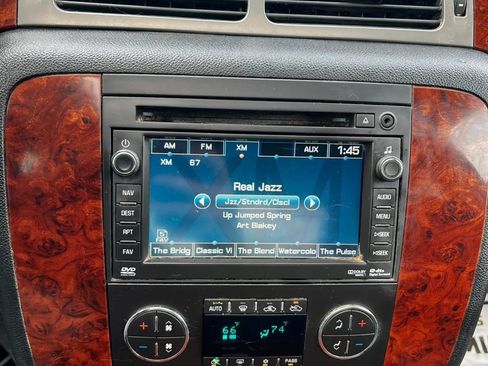 Used 2011 Chevrolet Avalanche LTZ AWD/4WD image 18