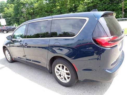 Used 2024 Chrysler Pacifica Touring-L FWD image 5