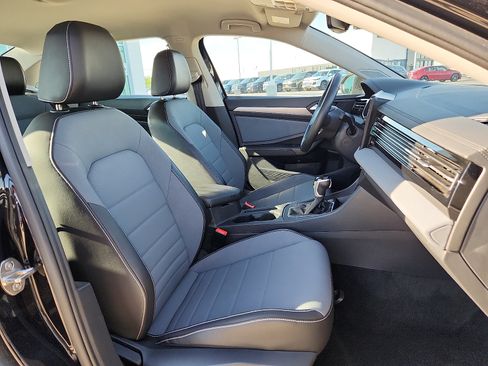 Used 2025 Volkswagen Jetta SE FWD image 15