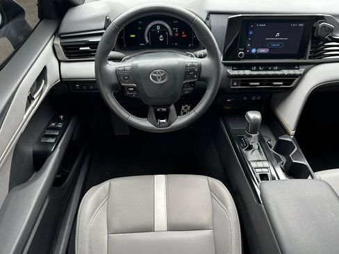 Used 2025 Toyota Camry SE FWD image 15