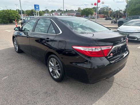 Used 2017 Toyota Camry SE w/ Moonroof Package FWD image 5