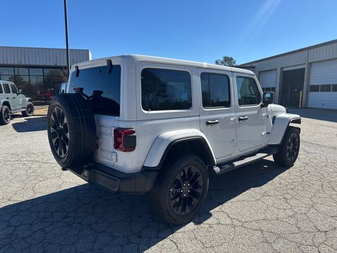 Used 2025 Jeep Wrangler Sahara image 5