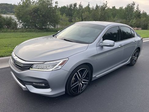 Used 2017 Honda Accord Touring image 4