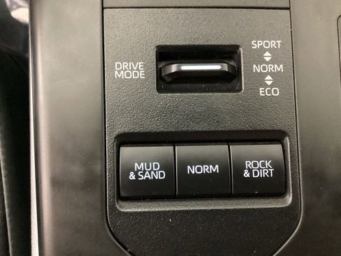 Used 2024 Toyota Highlander XLE AWD/4WD image 29