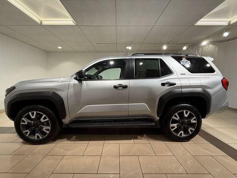 Certified 2025 Toyota 4Runner SR5 AWD/4WD image 2