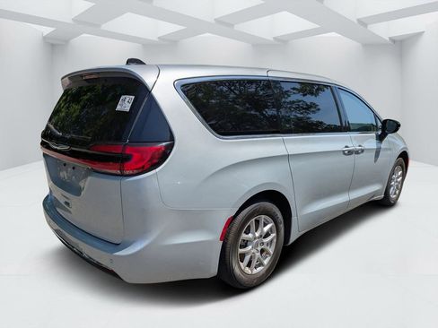 Used 2024 Chrysler Pacifica Touring-L FWD image 3