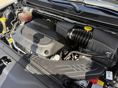 Used 2023 Chrysler Pacifica Touring-L image 34