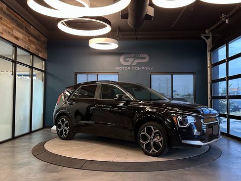 Used 2023 Kia Niro EX Touring image 1