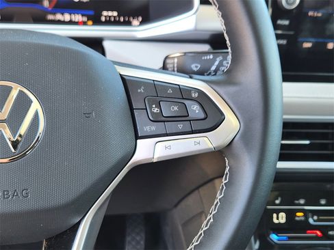 Used 2025 Volkswagen Taos SE image 9