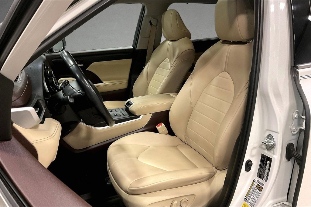 Used 2020 Toyota Highlander XLE AWD/4WD image 22