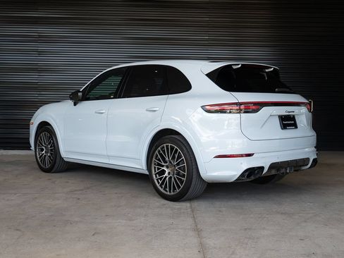 Certified 2023 Porsche Cayenne Platinum Edition AWD/4WD image 3