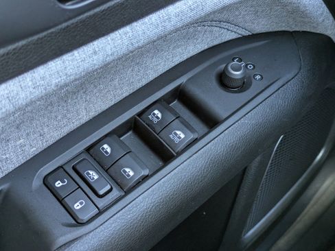 Used 2024 Jeep Compass Latitude image 17