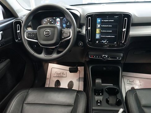 Used 2022 Volvo XC40 T5 Momentum image 9