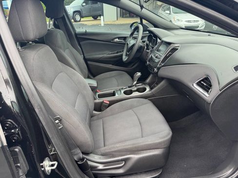 Used 2019 Chevrolet Cruze LT w/ Convenience Package FWD image 20