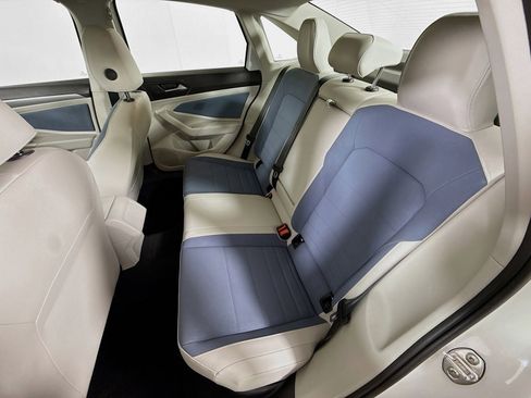 Certified 2025 Volkswagen Jetta SE w/ Sunroof Package image 20