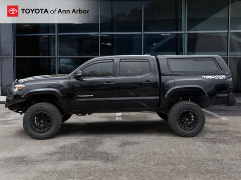 Used 2019 Toyota Tacoma TRD Sport AWD/4WD image 3