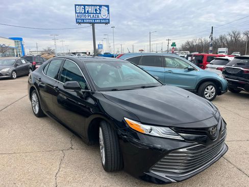 Used 2020 Toyota Camry XLE image 3