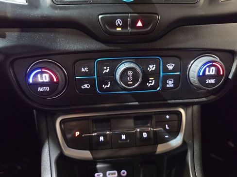 Used 2022 GMC Terrain SLE image 16