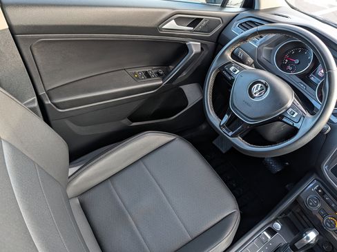 Used 2021 Volkswagen Tiguan SE image 9