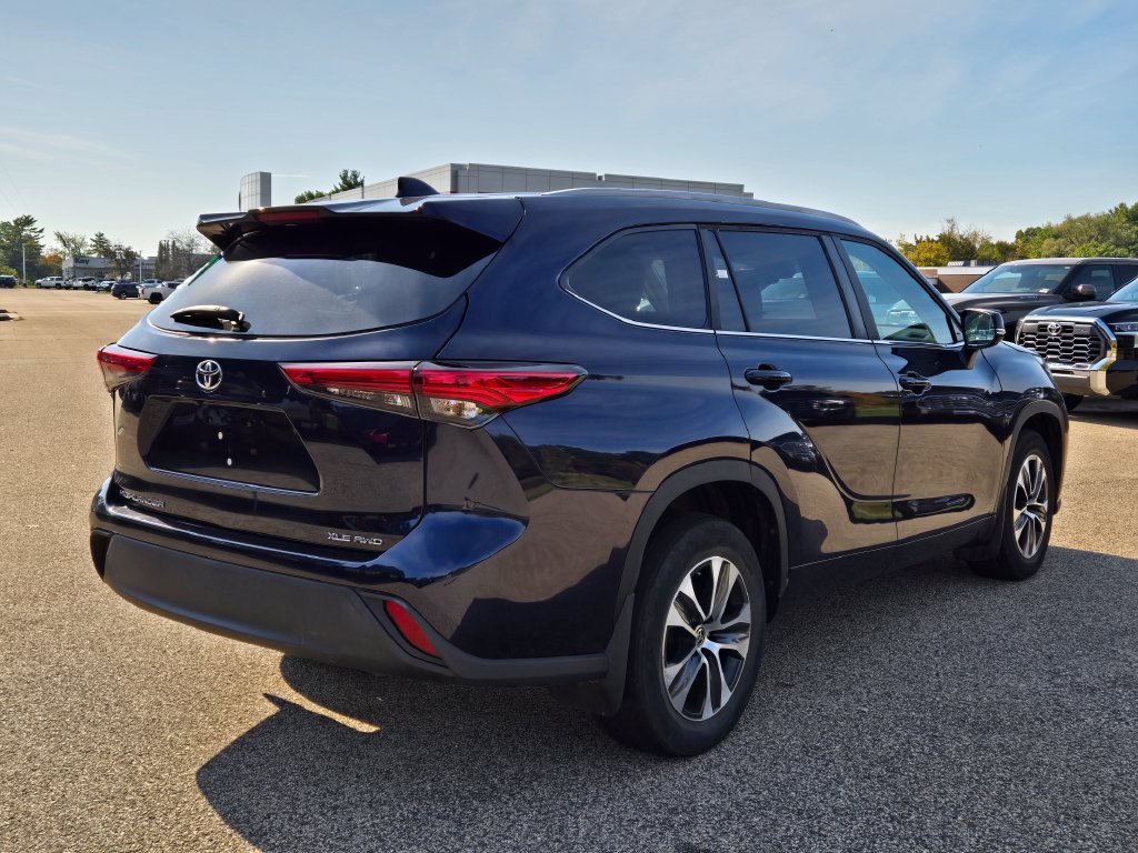 Used 2023 Toyota Highlander XLE AWD/4WD image 6