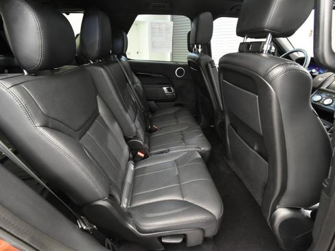 Used 2020 Land Rover Discovery SE AWD/4WD image 19
