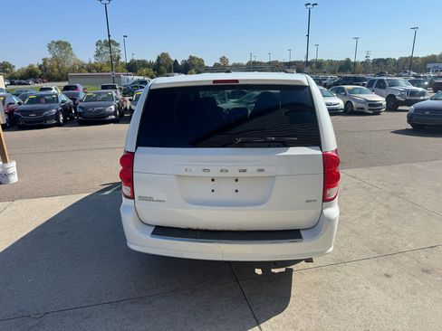 Used 2017 Dodge Grand Caravan SXT image 6