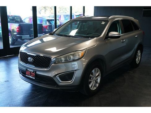 Used 2017 Kia Sorento LX FWD image 3