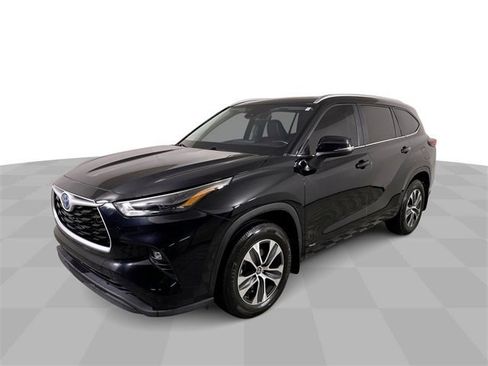 Used 2023 Toyota Highlander XLE image 4